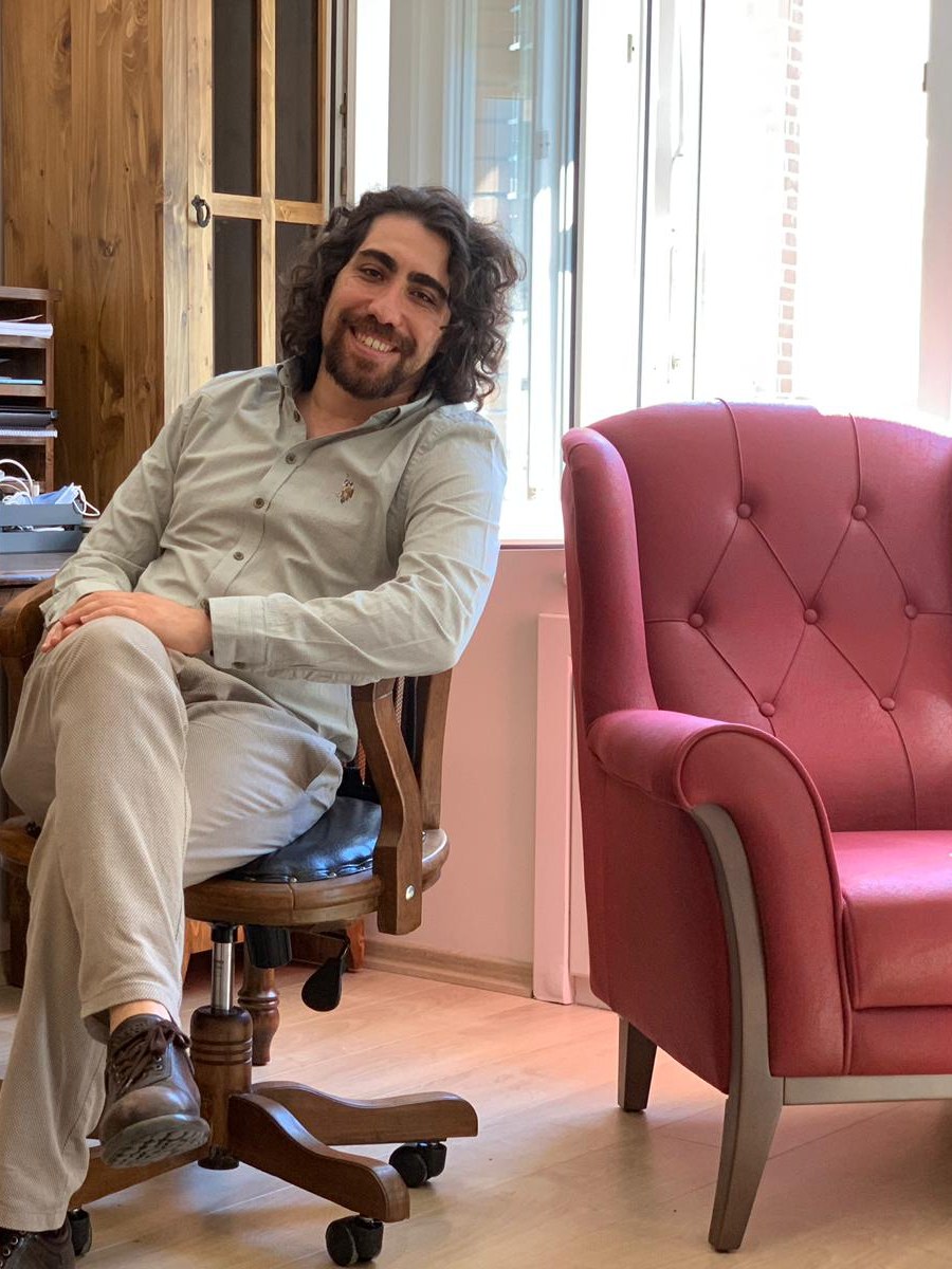 Doç. Dr. Alişan Burak Yaşar, Bağdat Caddesi Suadiye'deki muayenehanesinde